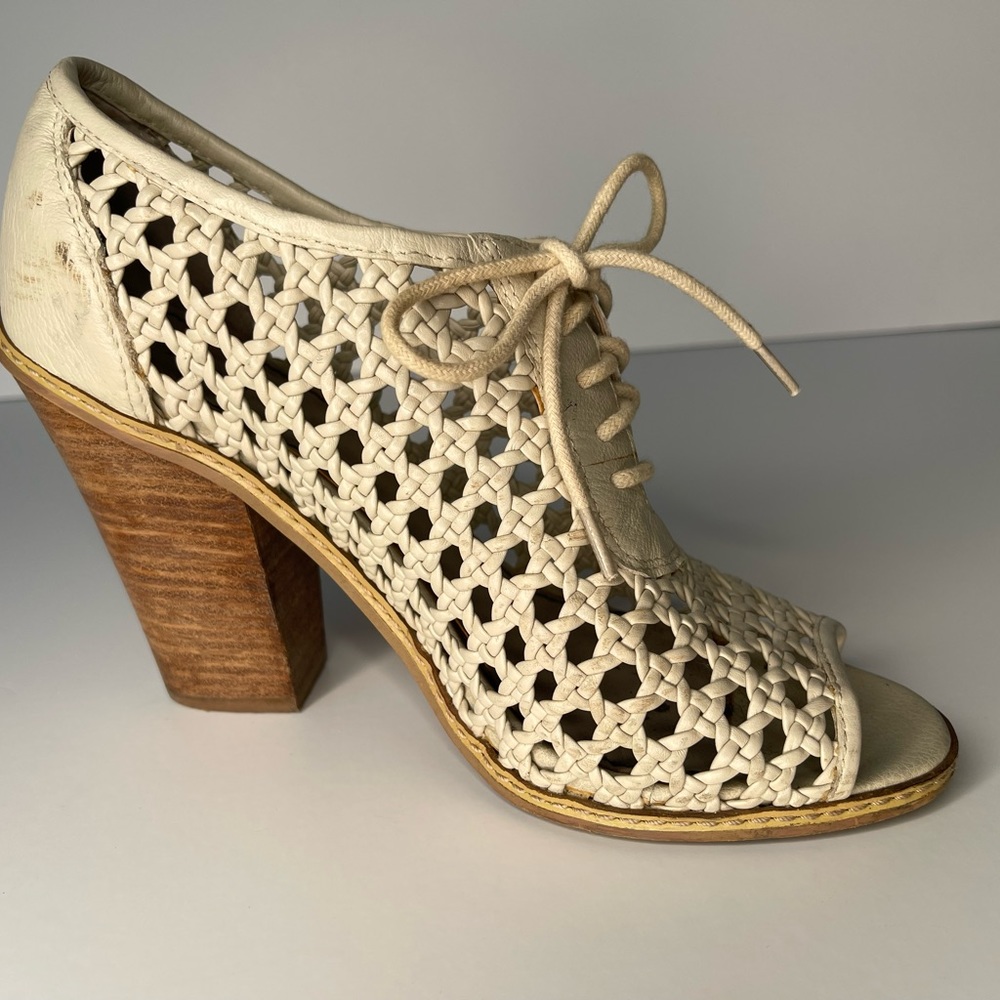 Hinge opened toe woven wooden heeled shoe